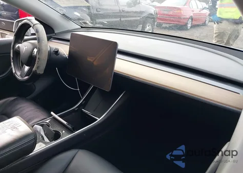 2021 Tesla Model Y Long Range Dual Motor All-Wheel Drive z USA, uszkodzony, nr VIN 5YJYGDEE6MF077084